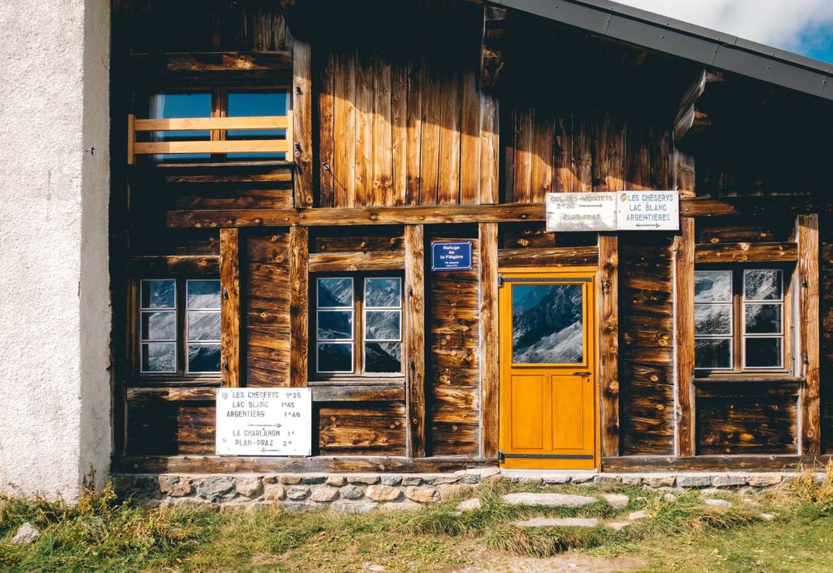 i grund och botten, vad jag gjorde var jag gick upp till det stora huset på toppen av en kulle och därifrån kunde jag upptäcka en restaurang i närheten med ett spår bakom det