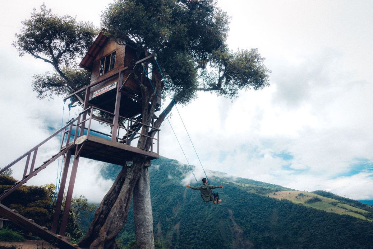 Avez-vous déjà parcouru Instagram et trouvé une photo d'une personne se balançant sur la cabane dans l'arbre au bord de la falaise surplombant un volcan ? Voulez-vous avoir une de ces photos vous-même ? Eh bien, vous avez de la chance, car ces photos ont toutes été prises à la Casa del Arbol à Banos, en Équateur ! Si cette photo ne vous donne pas envie de visiter l'Équateur, je ne