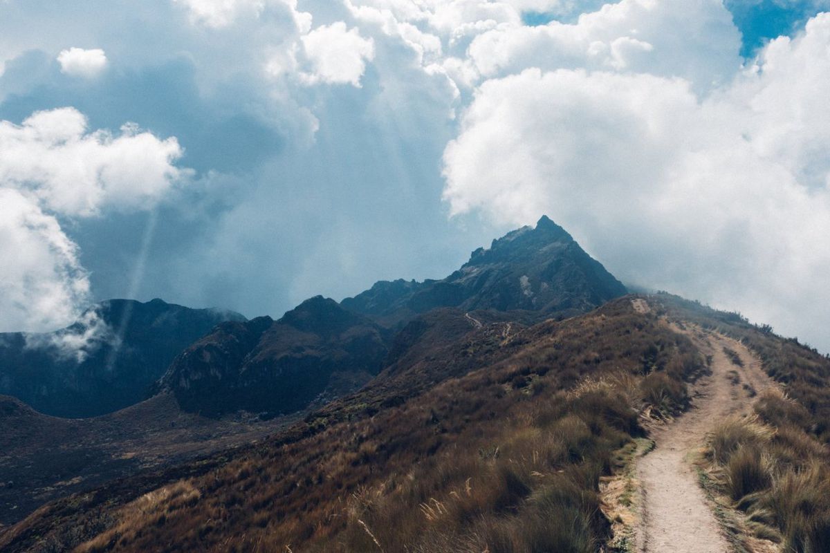 Der Weg nach unten ist ziemlich einfach, da der schwierige Teil aus Schotter besteht und man ziemlich leicht geradeaus laufen kann