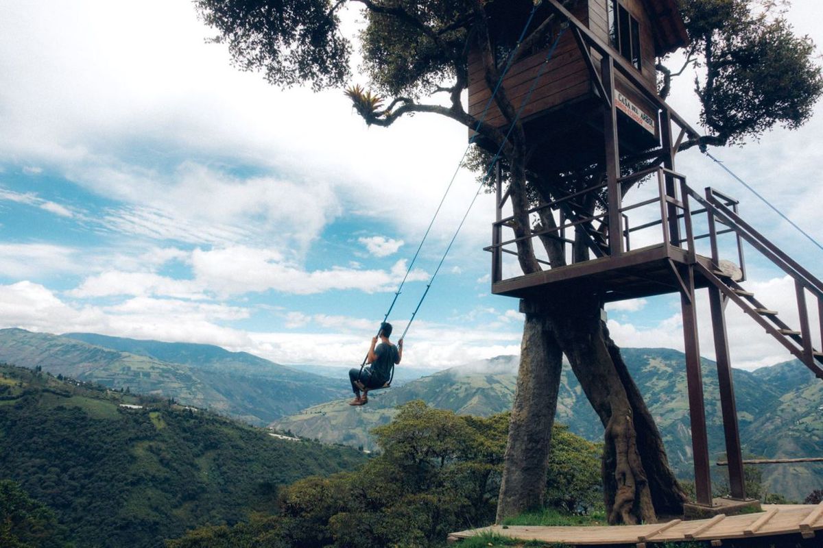 Da lì, puoi camminare fino alla strada principale e prendere un autobus fino a La Casa del Arbol, dove si trova "Swing at the Edge of the World""Swing at the Edge of the World" is