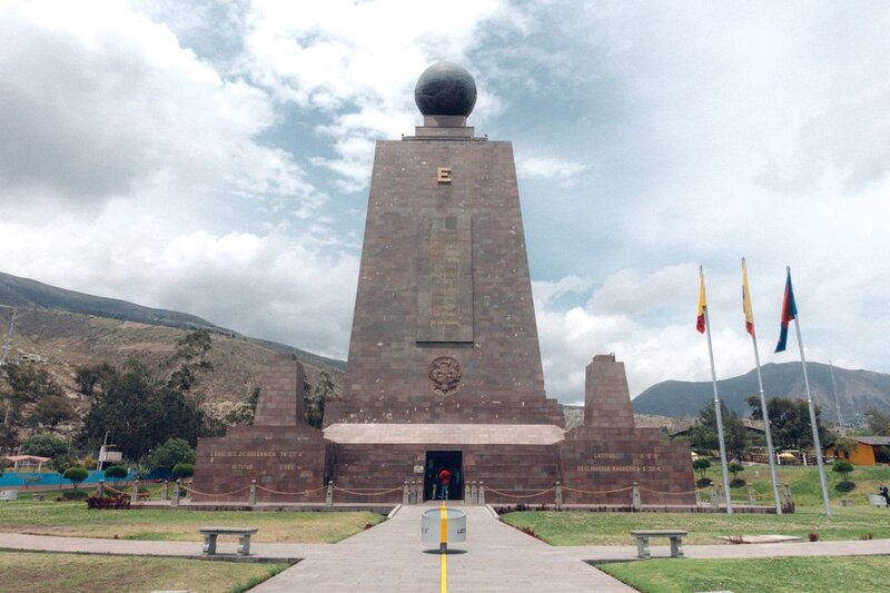 Il giorno dopo, salite sull'autobus verso nord e andate a vedere il Centro del Mondo (Ciudad Mitad del Mundo)