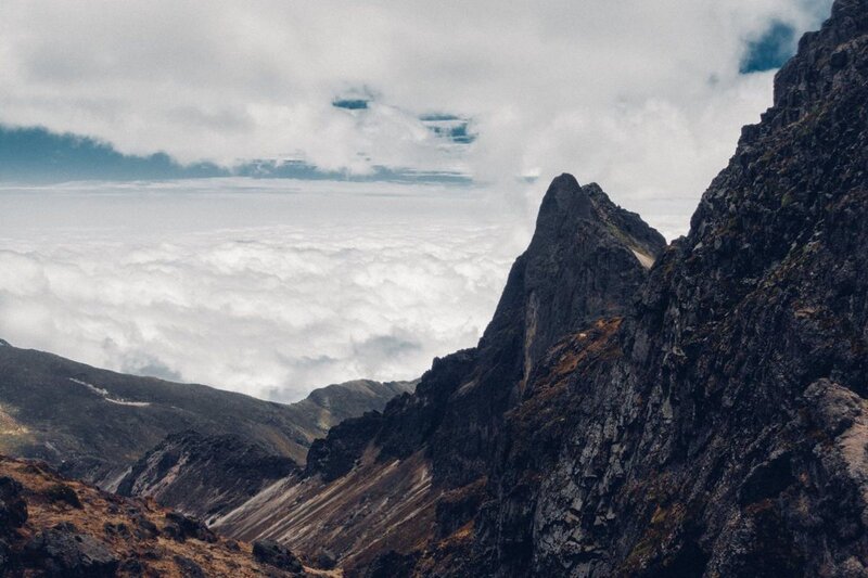 Neem eerst een taxi naar Quito Teleferico en koop een kabelbaan-retourkaartje voor 8 USD en begin vanaf het station te wandelen naar de top