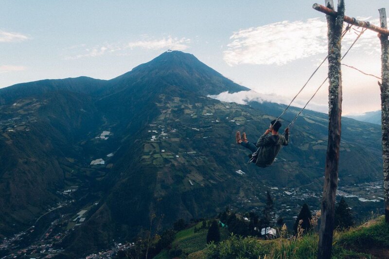 Nach dem Ziplining nehmen Sie ein Taxi zum Mirador Ojos Del Volcan und beobachten den Sonnenuntergang hinter dem Vulkan Chimborazo, während Sie sich von einer anderen Klippe über dem Volcán Tungurahua schwingen