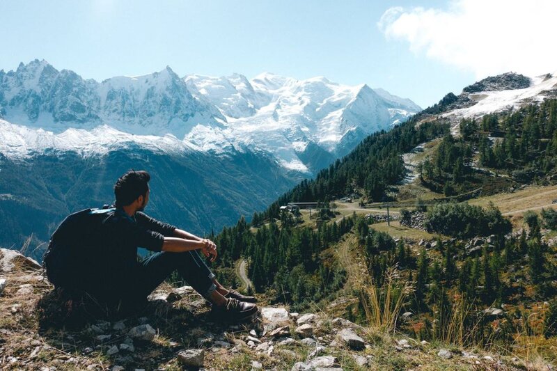 Wenn Sie in Richtung La Flegere Refuge, unserer zweiten Station, gehen, vergessen Sie nicht, auf den hoch aufragenden Mont Blanc und seine Geschwister zurückzublicken't forget to look back at the towering Mont Blanc and its siblings