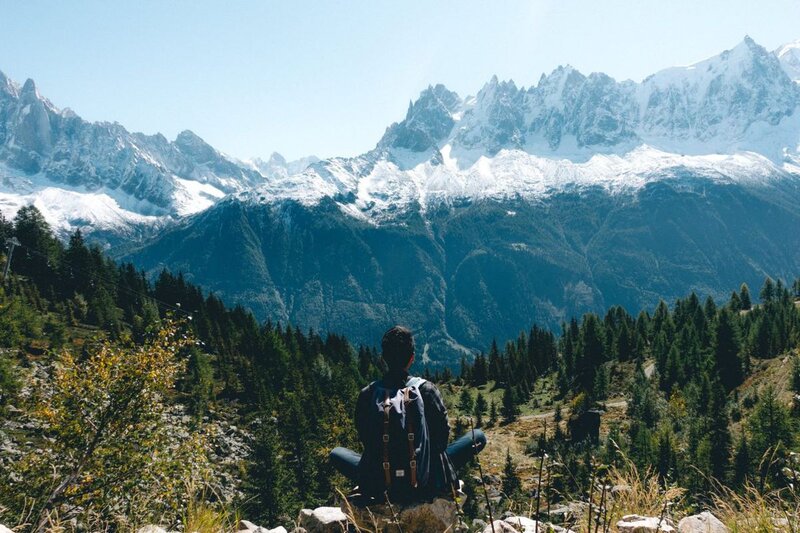 terwijl u uw weg voorwaarts maakt, zult u de hele bergketen rechts van u hebben tot aan de tweede halte