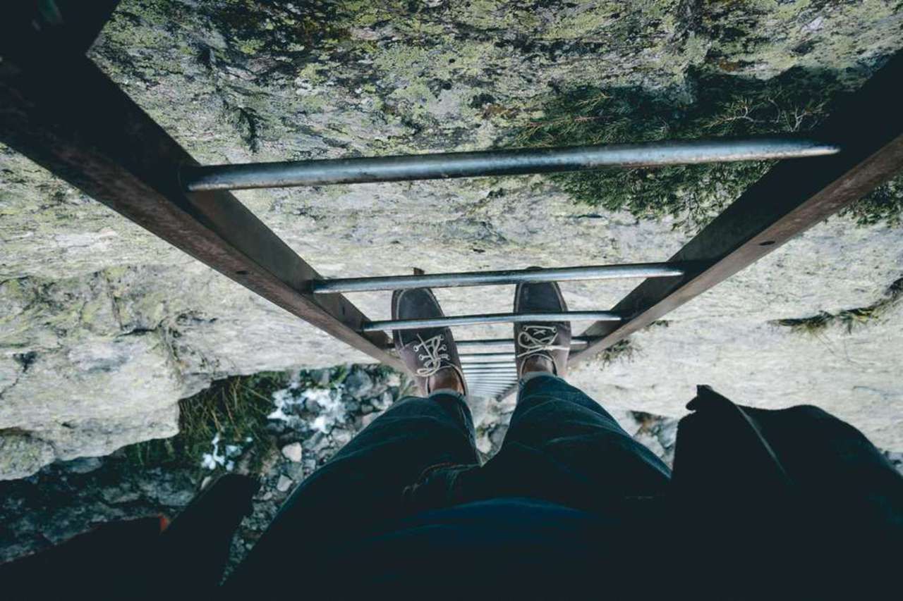 als je denkt dat dit allemaal avontuurlijk is, wacht dan tot je het pad naar beneden ziet. Zoals eerder vermeld, moet je om van het Lac Blanc af te komen door verschillende delen van metalen ladders waar je van de klif moet hangen om de ladder af te dalen. Ik herinner me nog dat mijn benen ongecontroleerd beven toen ik naar beneden kwam!