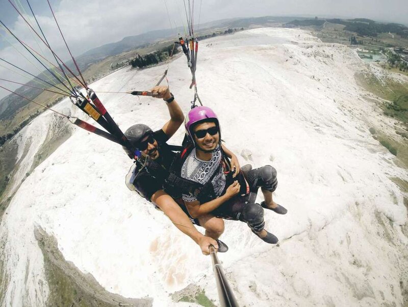 Paragliders die glimlachen naar de camera boven Pamukkale in Turkije