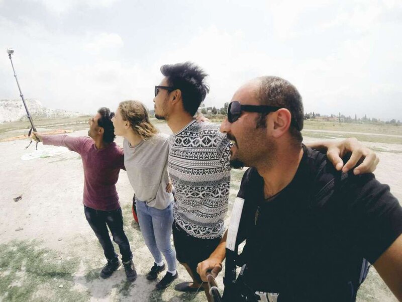 turisté a paraglidisté při selfies v Pamukkale, Turecko