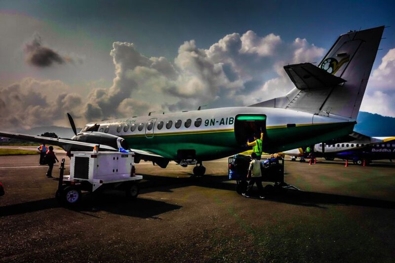 Steigen Sie in ein Flugzeug der Yeti Airline und fliegen Sie nach Pokhara's airline plane and headed to Pokhara