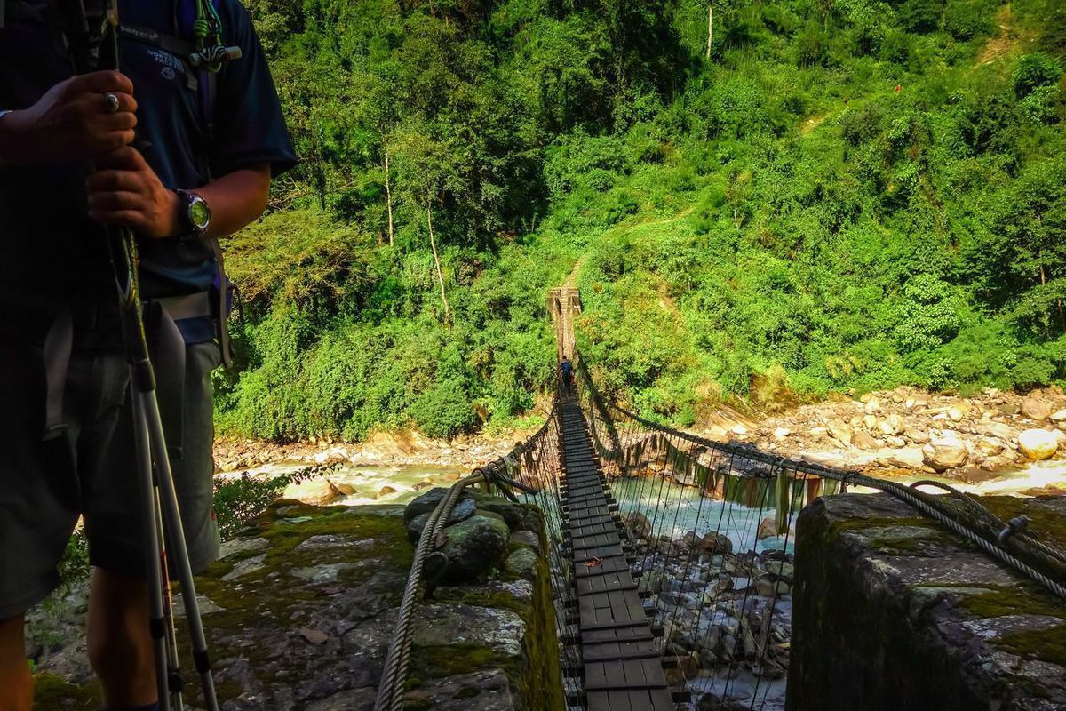 A punto de cruzar el Puente Nuevo