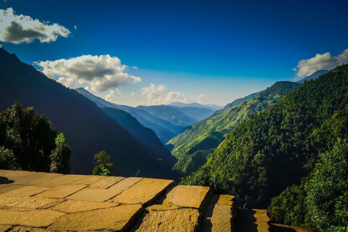 Al subir y bajar varias veces, llegué al pueblo de Jhinu (aguas termales) pero esta no era mi parada así que me impulsé a través de ella, y subí lo que parecen miles de escaleras (llamé a este ascenso a Chhomrong, el Rompe Rodillas)