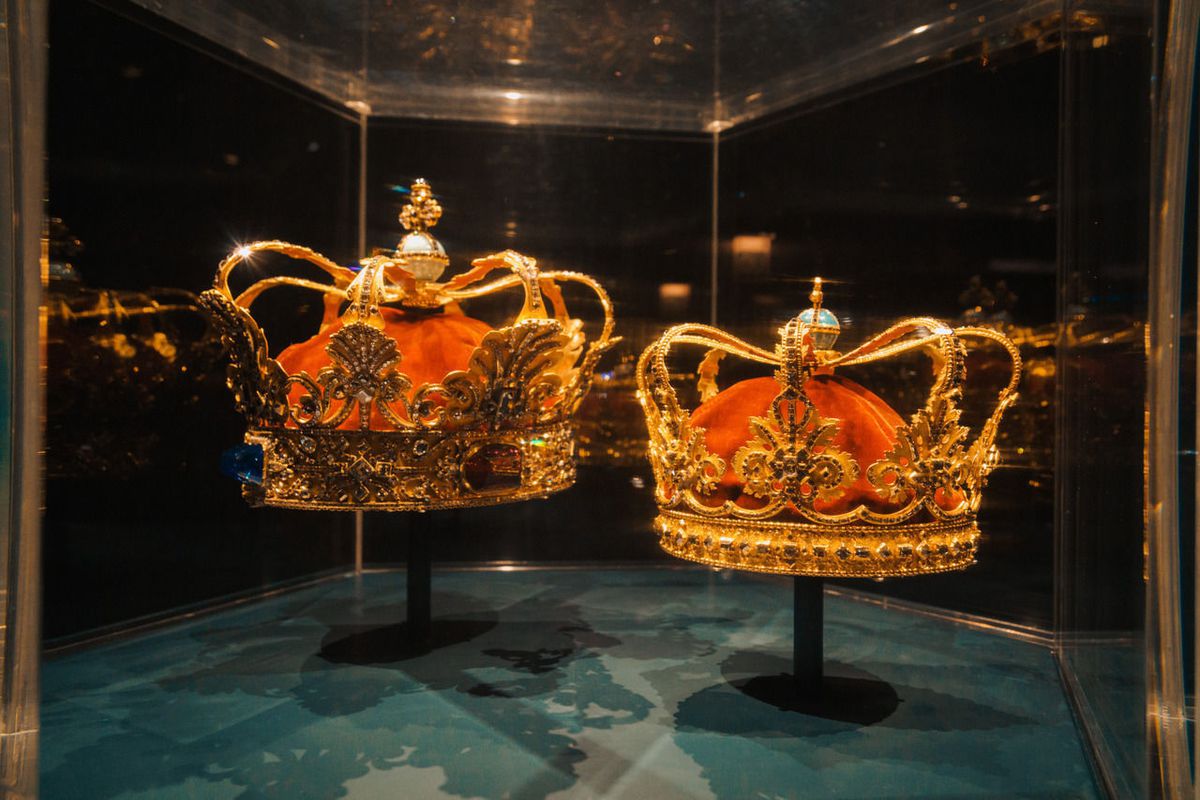 One of the highlights for me was to get access to the underground treasury and see the dazzling crown jewels and the glorious sword of the past monarchs
