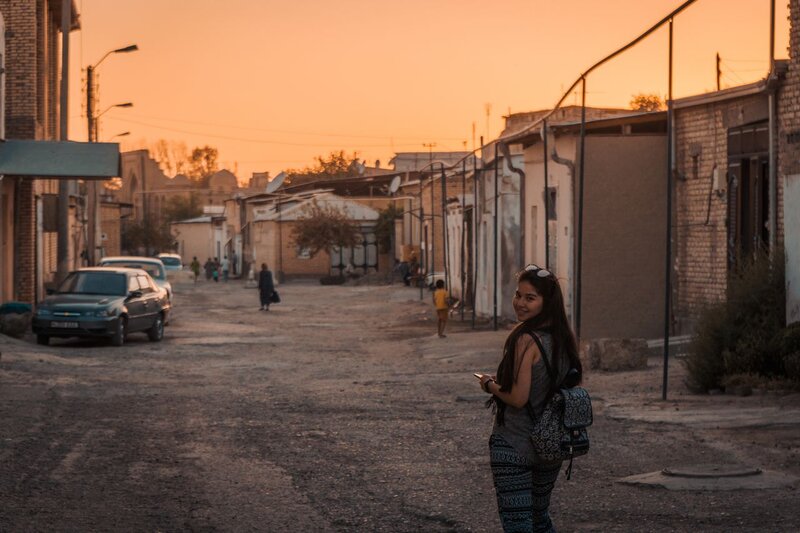 Estas arquiteturas são agradáveis e todos, mas a verdadeira beleza de Bukhara encontra-se dentro de pequenas ruelas da zona antiga da cidade, onde você pode andar ao redor, descobrindo as lojas e casas, ao ver a população local vivendo suas vidas