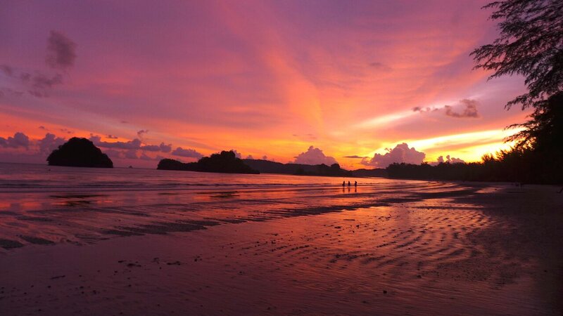 praia de Ao Nang, em Krabi, ao pôr do sol.