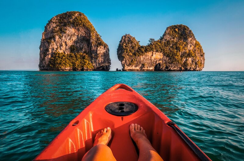 Il kayak è un ottimo modo per esplorare le spiagge di Krabi e le montagne calcaree.