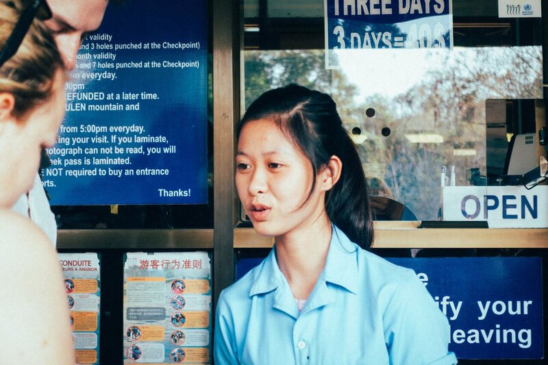  Lovely helyi segítő külföldiek vásárolni a jobb Angkor Pass.