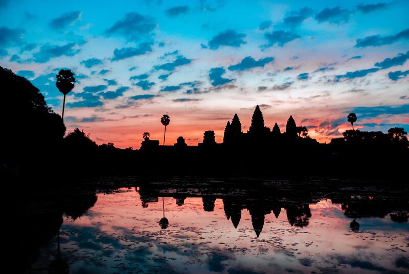  Amanecer en Angkor Wat es turístico, pero sigue siendo un espectáculo para la vista.