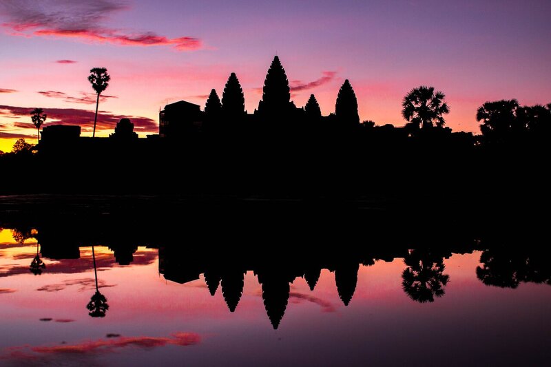 a simetria perfeita de Angkor Wat ao nascer do sol.