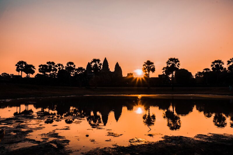 auringonnousun näkymä Angkor Wat oikealta lammelta.