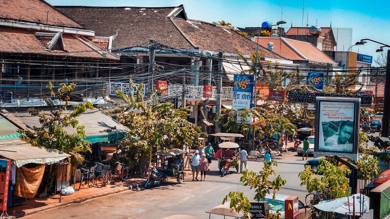 Pub gade i Siem Reap i løbet af dagen.