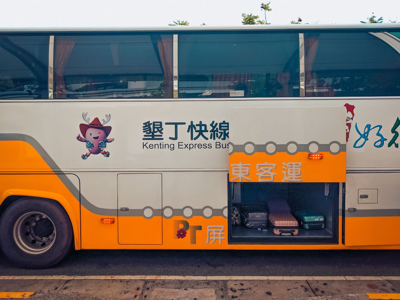 The exterior of the yellow/white Kenting Express Bus in Taiwan.