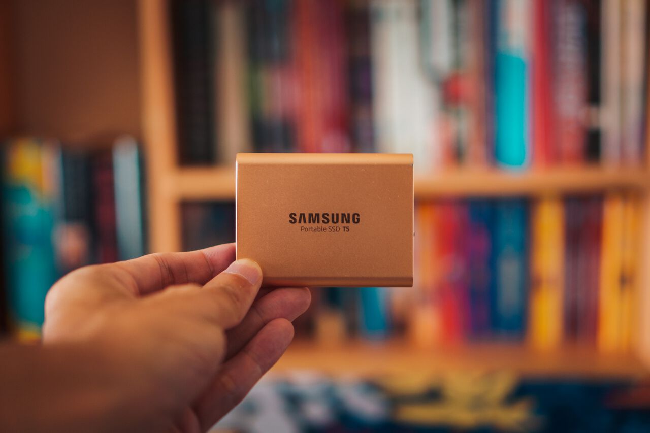 A man holding the Samsung T5 SSD 1 TB