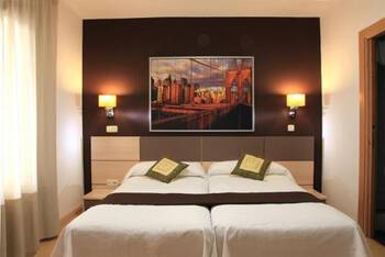 Hostal Falfes - Mid-Range - Twin Room with Shared Bathroom