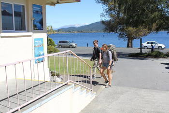 Te Anau Lakefront Backpackers - Budget - Dorm