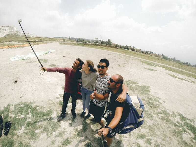 en gruppe mennesker feirer etter paragliding i pamukkale, tyrkia