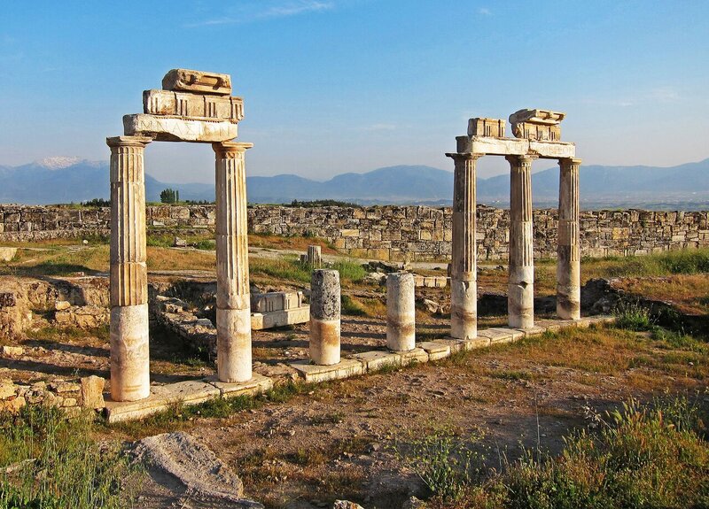 de kolommen bij de ruïnes van Hieropolis in Pamukkale, Turkije