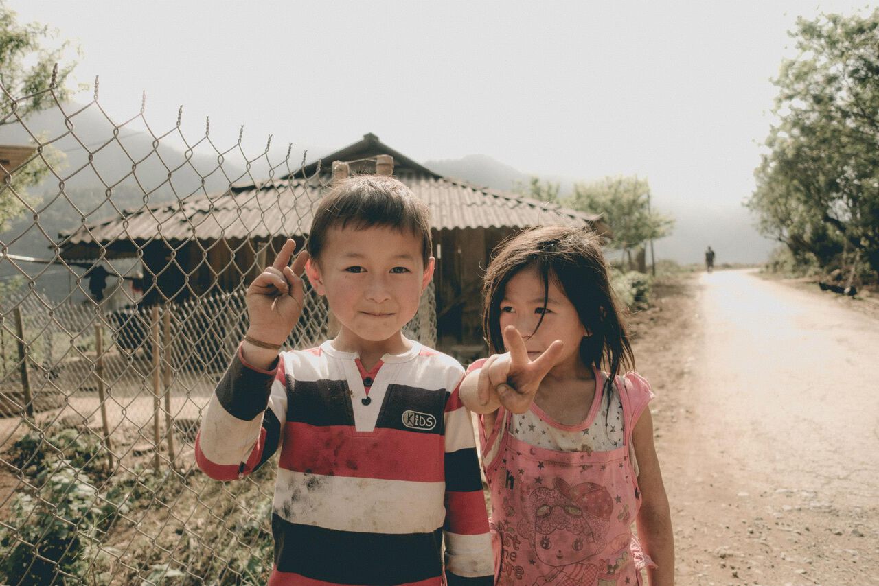 2 kids posing for photos in Sapa