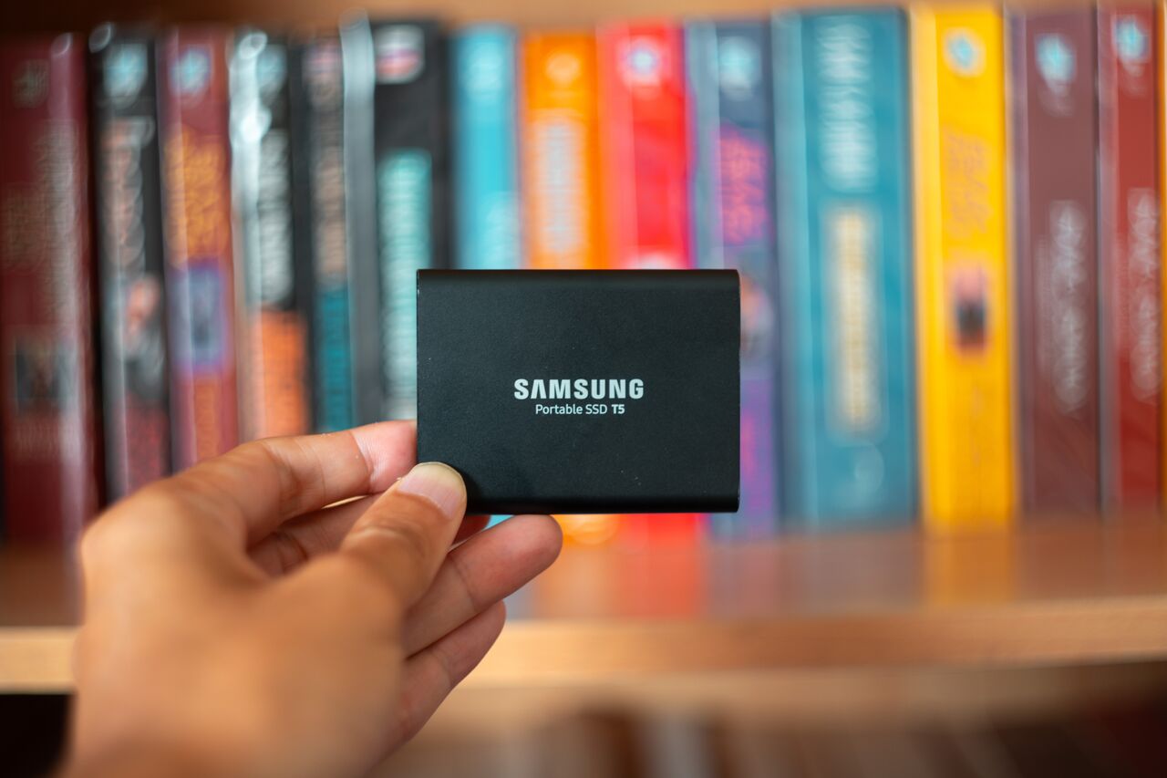 A man holding the Samsung T5 SSD 2 TB
