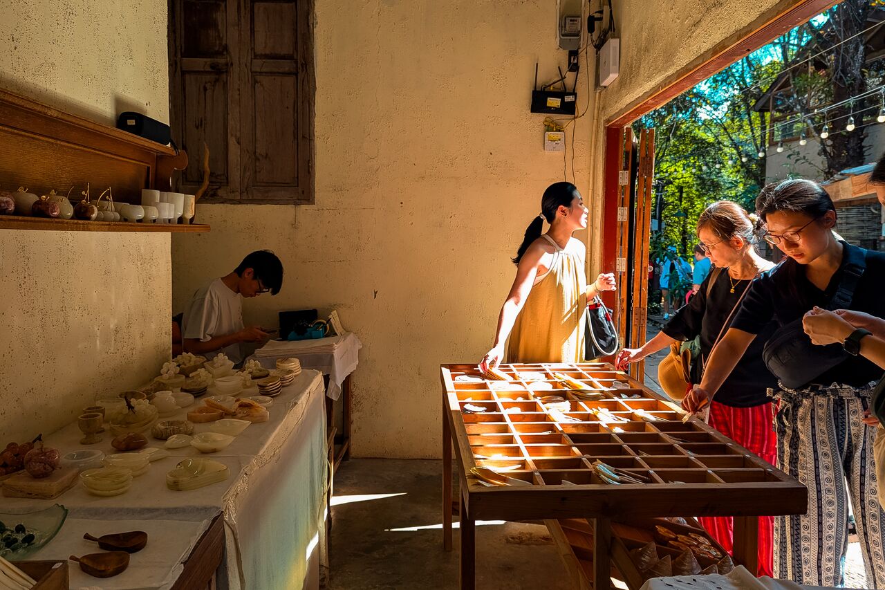 People buying souvenirs at Baan Kang Wat