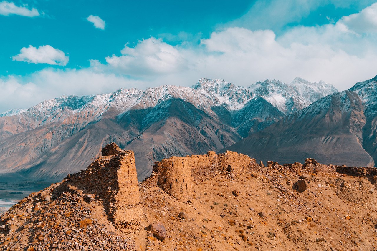 Einer der Höhepunkte der Pamir-Autobahnfahrt ist das Wakhan-Tal Tal, das entlang der Grenze zwischen Tadschikistan und Afghanistan verläuft, wo Sie einen Blick auf die wahre Schönheit der Landschaft Afghanistans werfen können