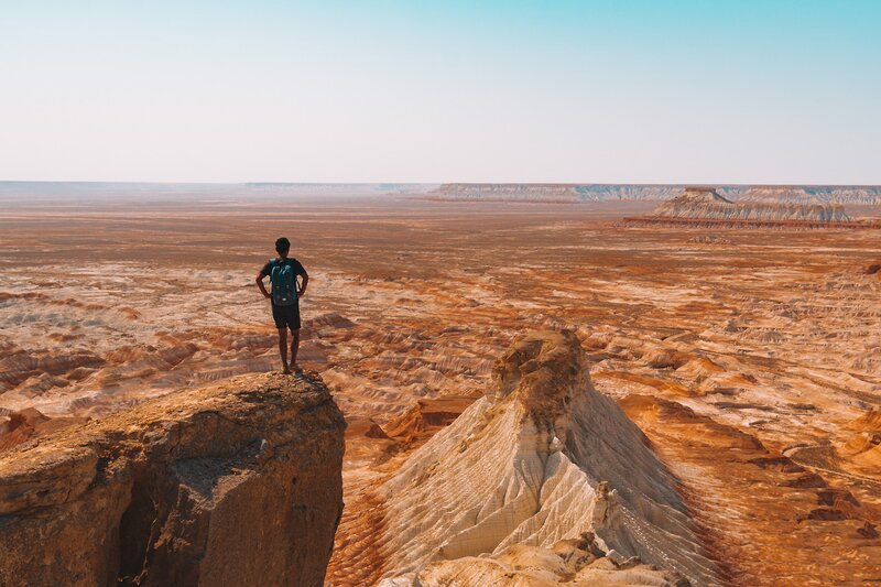 Ihr Campingplatz sollte sich irgendwo in der Nähe des Plateaus befinden, auf dem Sie klettern können, um die 360 ° -Ansicht des Canyons zu sehen, während Sie mit Ihrem Fahrer gegrilltes Hähnchen essen und den Sonnenuntergang beobachten, der die gesamte Landschaft orange färbt