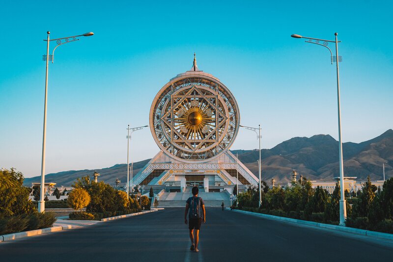 Existem vários gigantescas, alienígenas com aparência de mármore branco monumentos por toda a cidade