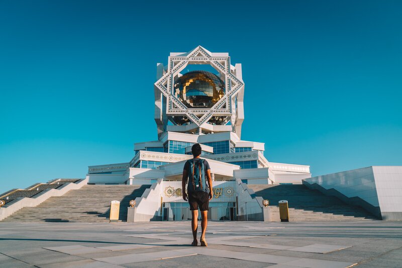 Después de pasar 2 días completos explorando Ashgabat, puede tomar un vuelo nacional a Turkmenbashi y reunirse con su conductor en el aeropuerto de allí o, si tiene tiempo, puede optar por un viaje terrestre con su conductor a Turkmenbashi y continuar hacia Yangykala Canyon