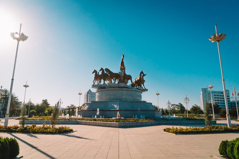 Ashgabat o la ciudad de mármol Blanco es un lugar extraño que puedes sentir que lo odias al principio (sentí que me asfixiaba con todo lo que no puedes caminar allí y puedes tomar una foto aquí reglas), una vez que lo dominas, el lugar es bastante interesante para explorar por tu cuenta't walk there" and "you can take a photo here" rules), you once you get the hang of it, the place is quite interesting to explore on your own