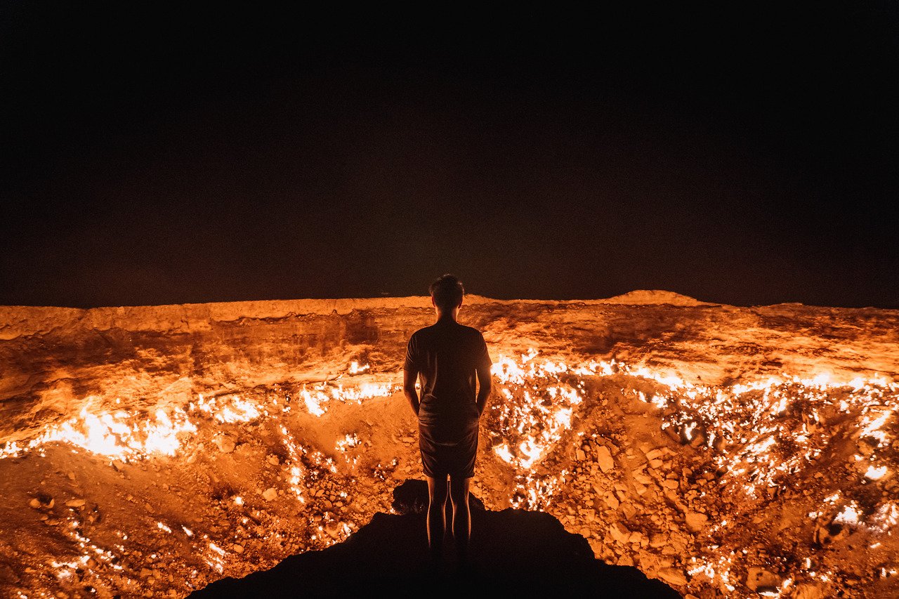 Porten til Helvete (Darvaza Crater) er en av De mest surrealistiske stedene jeg surrealistiske steder jeg har sett i mitt liv. Det er så varmt, så skummelt og så vakkert som det ser ut i bilder. Tilsynelatende har krateret brent de siste 40+ årene eller så siden det ble oppdaget og antent i 1971.