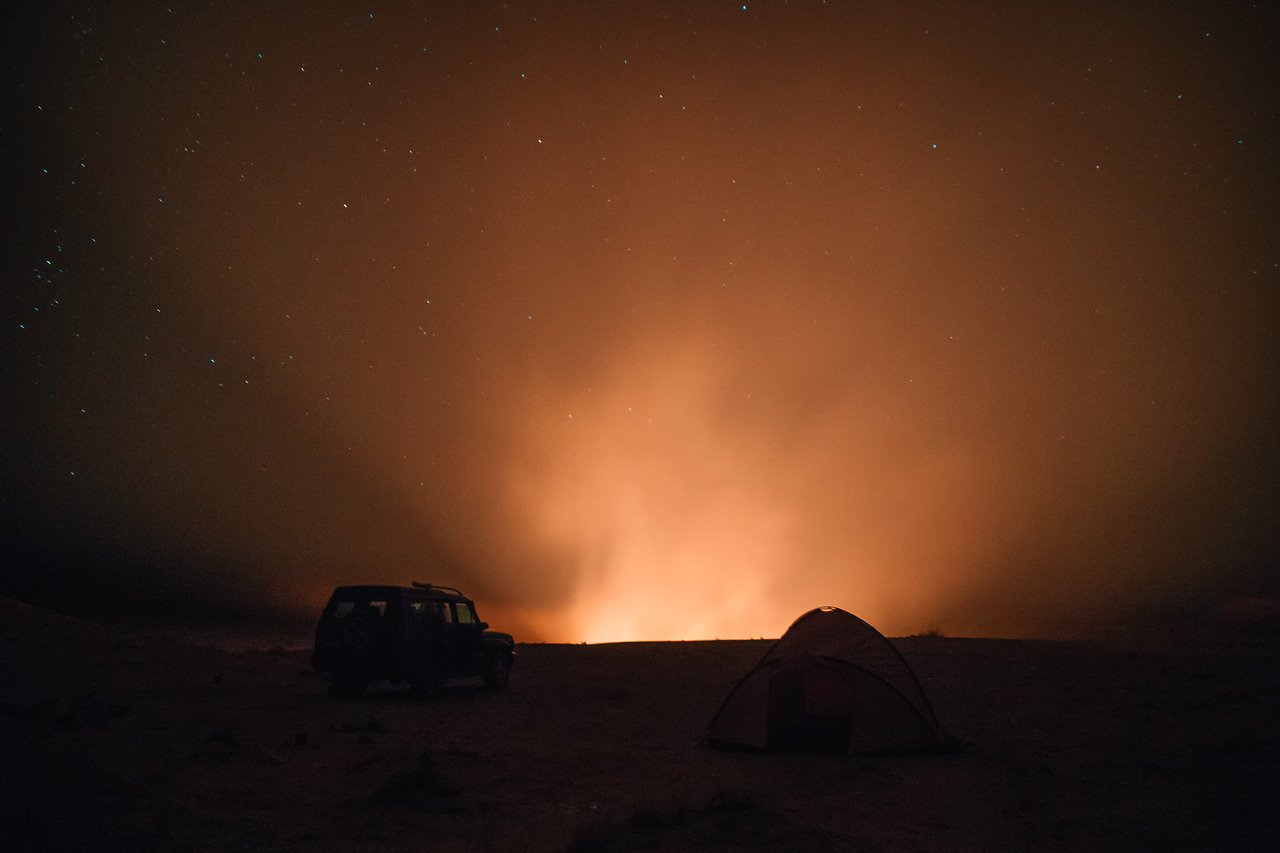 De krater is het mooiste toen het ' s avonds verlicht het hele gebied onder de sterren als het brandt door zijn oneindige gas reserveren