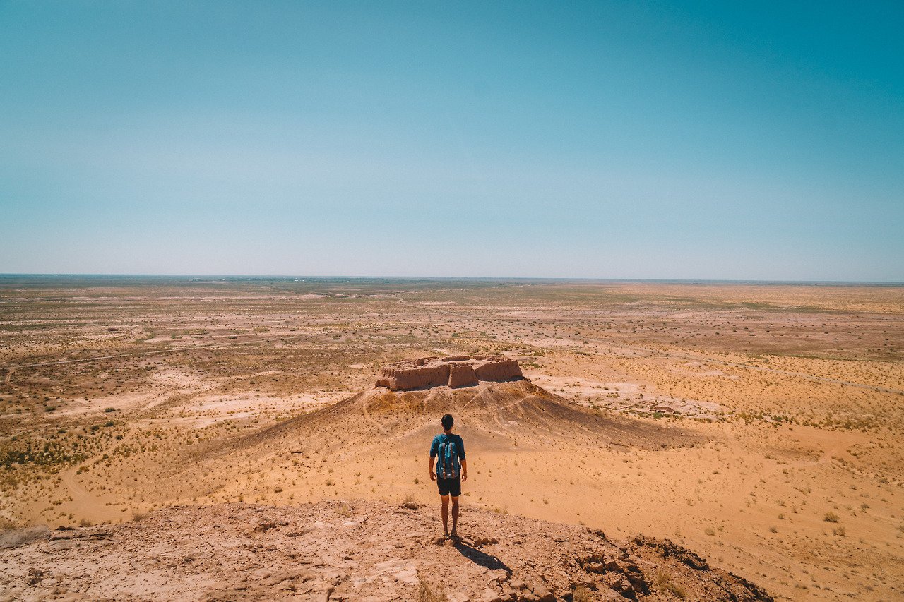 De volgende dag, het huren van een taxi om u naar een van de vele oude forten verspreid over de woestijn van Oezbekistan