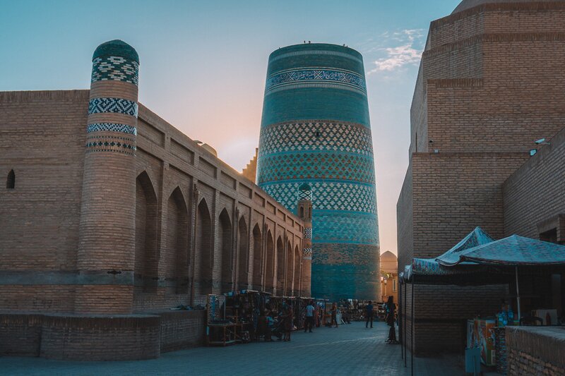 den coola delen om Khiva är att folket fortfarande bor inne i väggen trots att platsen förvandlas till en turistattraktion