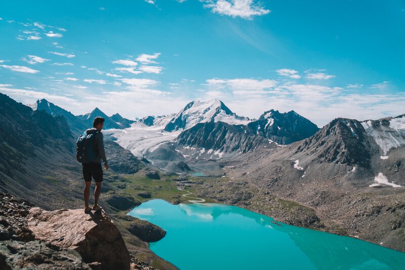 A maior passagem que você vai ter a caminhada é de 3.800 m de altura e que é o lugar onde você vai ser capaz de ver a verdadeira beleza das montanhas do Quirguistão