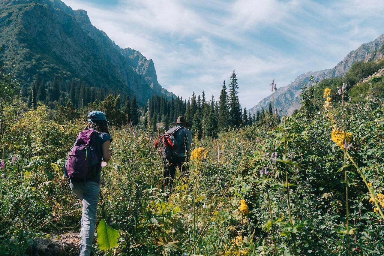 Du kan gå Til Ala Archa og vandre gjennom dalen og alpine skogen for en dag, eller du kan litt lenger øst for en endring i du Kan Gå til ala Archa Og Vandre gjennom dalen og alpine skogen for en dag, eller du kan litt lenger øst for en endring i natur og vandre rundt Konorchek Canyon.