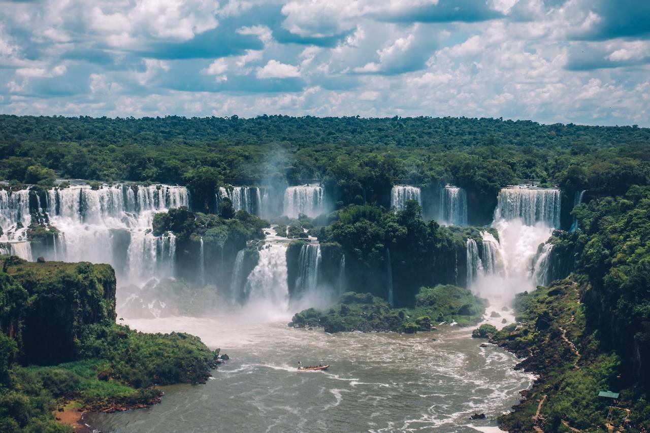 Existem várias paragens por onde passa, mas a que está mesmo junto à cascata é a Trilha das Cataratas ou o fim da linha