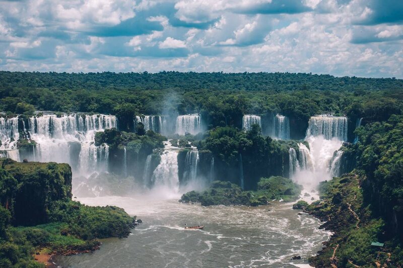 Der er flere stoppesteder, som du kommer forbi, men det, der ligger lige ved vandfaldet, er Trilha das Cataratas eller enden af linjen