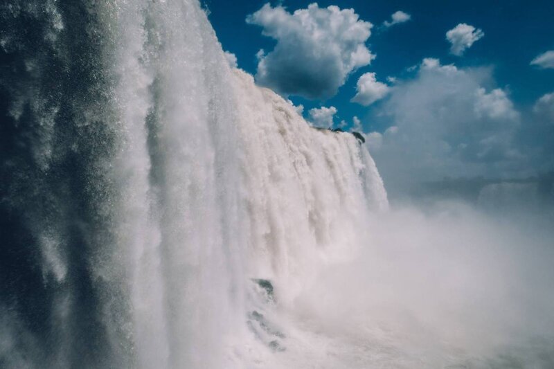 Depuis Espaco Naipi, vous pourrez également faire l'expérience de la puissante chute d'eau Santa Maria de près, d'une perspective différente avec 3 niveaux de ponts d'observation