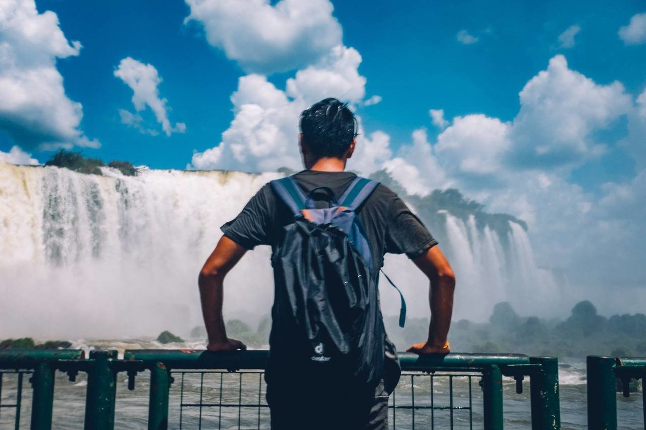 På den brasilianske side har de bygget en forhøjet gangbro lige ud til floden, der går næsten til kanten af kaskaden