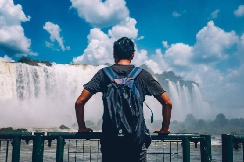 No lado brasileiro, eles construíram uma passarela elevada até o rio que vai quase até a margem da cascata