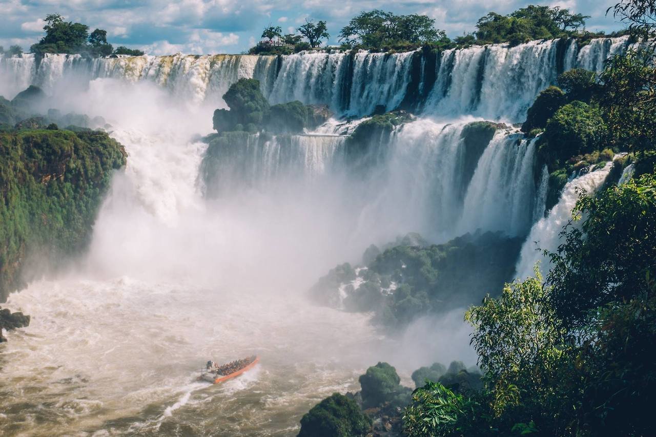 À mi-chemin du sentier, vous trouverez une longue file de personnes attendant de monter sur l'un des bateaux qui longent la rivière jusqu'à la cascade